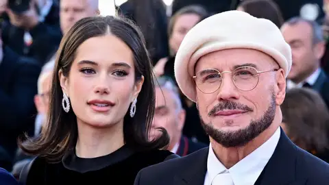 John Travolta con su hija Ella en el Festival de Cannes presentando su película Propeller One-Way Night Coach (Ven a volar conmigo) John Travolta con su hija Ella en el Festival de Cannes presentando su película Propeller One-Way Night Coach (Ven a volar conmigo)