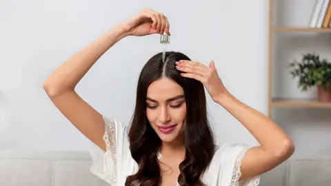 Mujer cuidándose el cabello Mujer cuidándose el cabello
