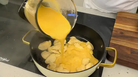 Incorpora la salsa y deja cocinar durante 4-5 minutos Incorpora la salsa y deja cocinar durante 4-5 minutos