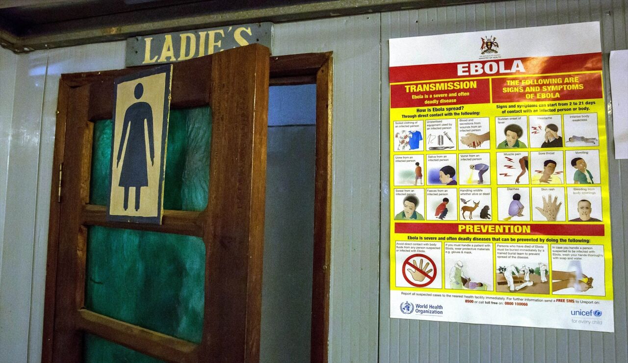 Cartel informativo sobre el &eacute;bola en la Rep&uacute;blica Democr&aacute;tica del Congo