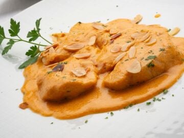 Medallones de pollo con salsa de almendras