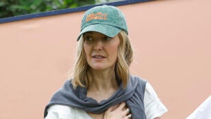 Marta Ortega con una de las gorras de la nueva colecci&oacute;n de Zara con Bad Bunny
