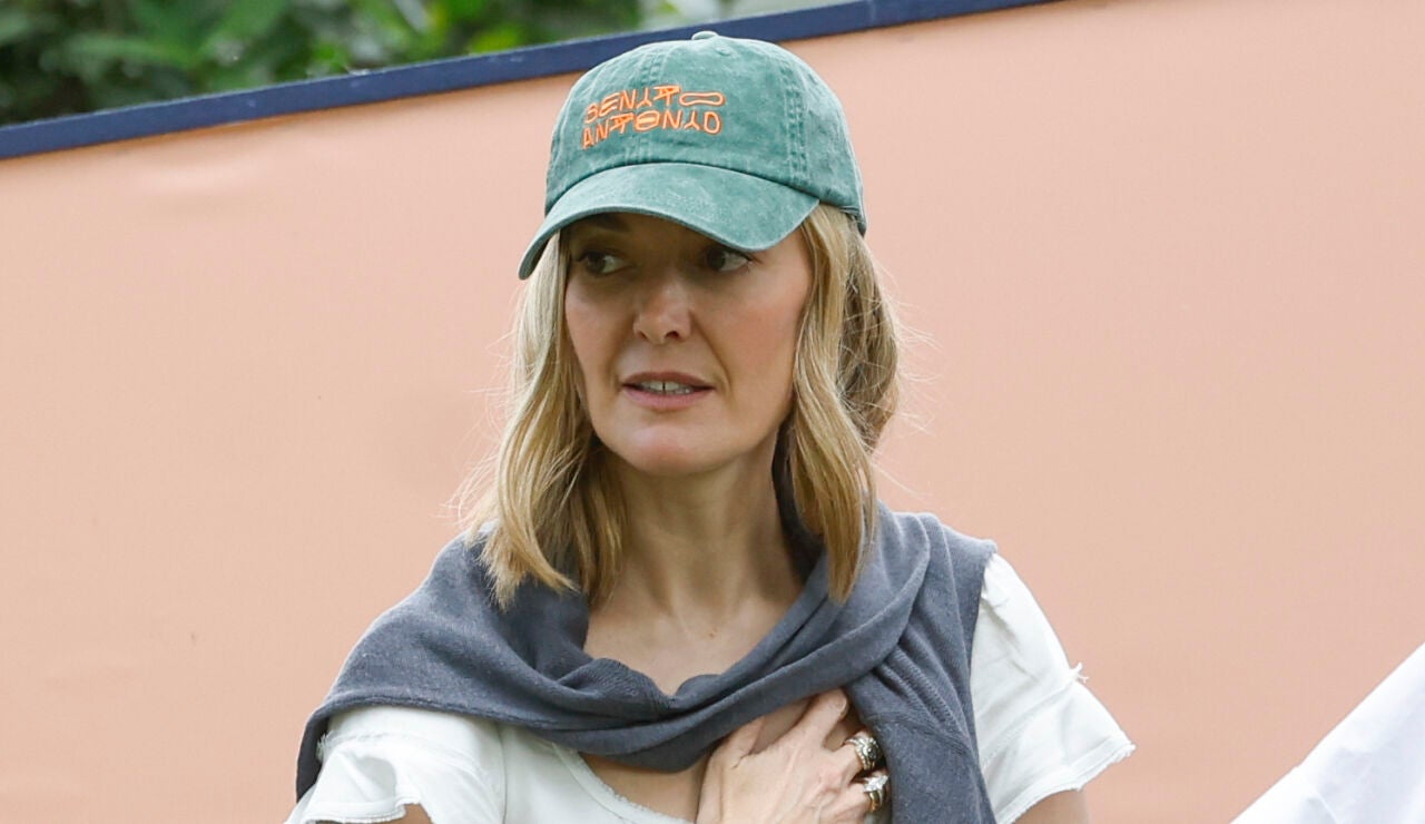 Marta Ortega con una de las gorras de la nueva colecci&oacute;n de Zara con Bad Bunny