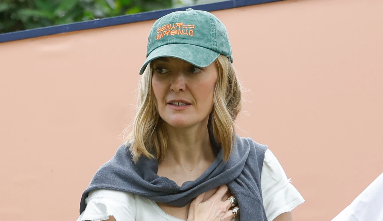 Marta Ortega con una de las gorras de la nueva colección de Zara con Bad Bunny