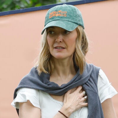 Marta Ortega con una de las gorras de la nueva colecci&oacute;n de Zara con Bad Bunny