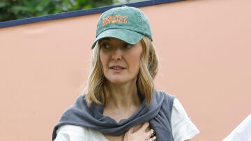 Marta Ortega con una de las gorras de la nueva colecci&oacute;n de Zara con Bad Bunny
