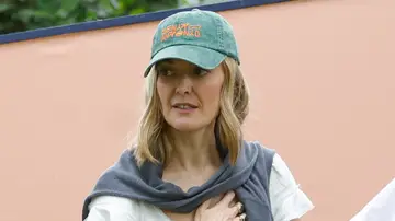 Marta Ortega con una de las gorras de la nueva colección de Zara con Bad Bunny Marta Ortega con una de las gorras de la nueva colección de Zara con Bad Bunny