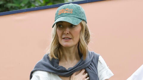 Marta Ortega con una de las gorras de la nueva colección de Zara con Bad Bunny