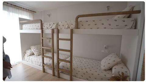Habitación de Roma de la planta de arriba de la casa de Menorca de Laura Escanes
