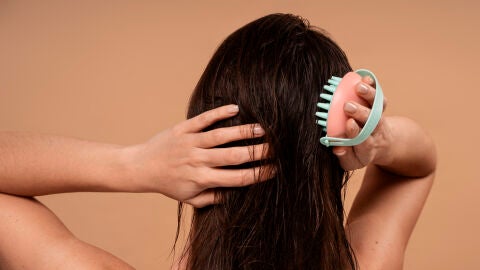 Mujer cuidándose el cabello