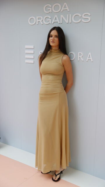 Carlota Melendi posando para los medios