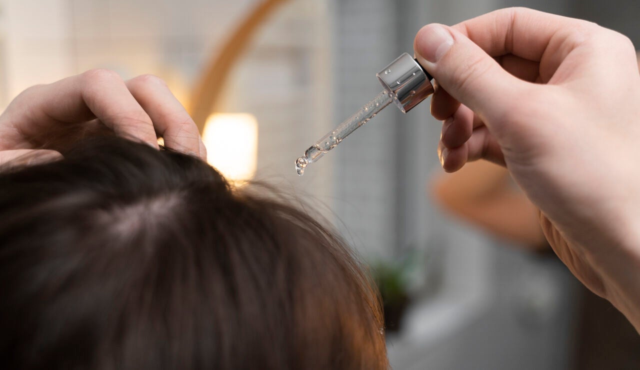 Mujer cuid&aacute;ndose el cabello