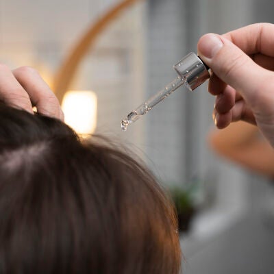 Mujer cuid&aacute;ndose el cabello