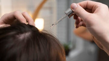 Mujer cuid&aacute;ndose el cabello