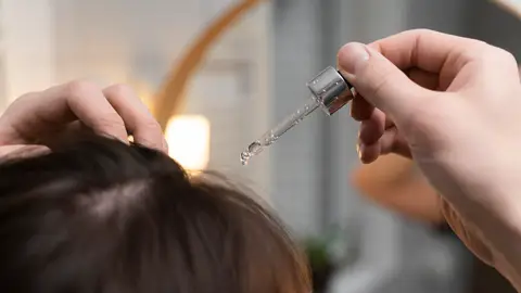 Mujer cuidándose el cabello Mujer cuidándose el cabello