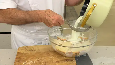 Cuela la leche caliente por encima y deja que el pan se empape Cuela la leche caliente por encima y deja que el pan se empape