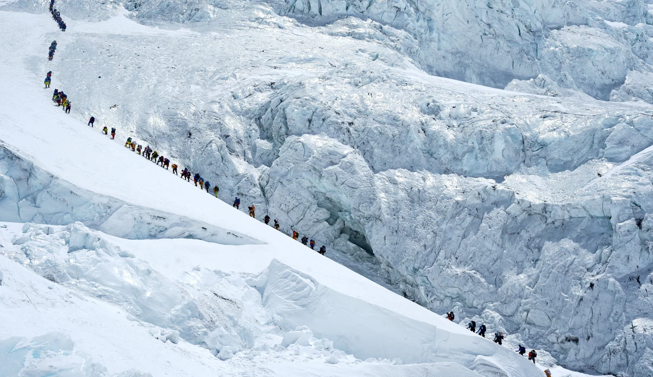 Una hilera de escaladores rumbo a la cima del Everest