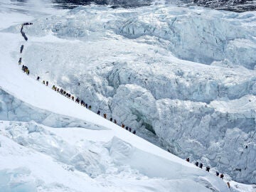 Una hilera de escaladores rumbo a la cima del Everest