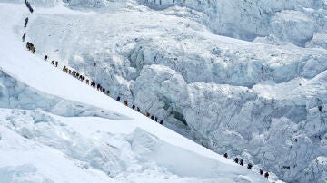 Una hilera de escaladores rumbo a la cima del Everest