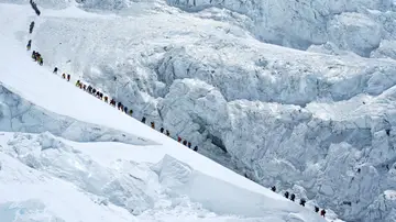 Una hilera de escaladores rumbo a la cima del Everest Una hilera de escaladores rumbo a la cima del Everest