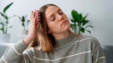 Mujer cuidándose el cabello Mujer cuidándose el cabello
