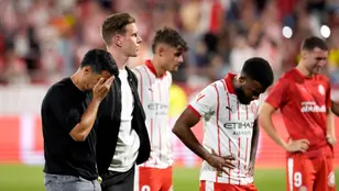 Los jugadores del Girona, tras confirmarse su descenso