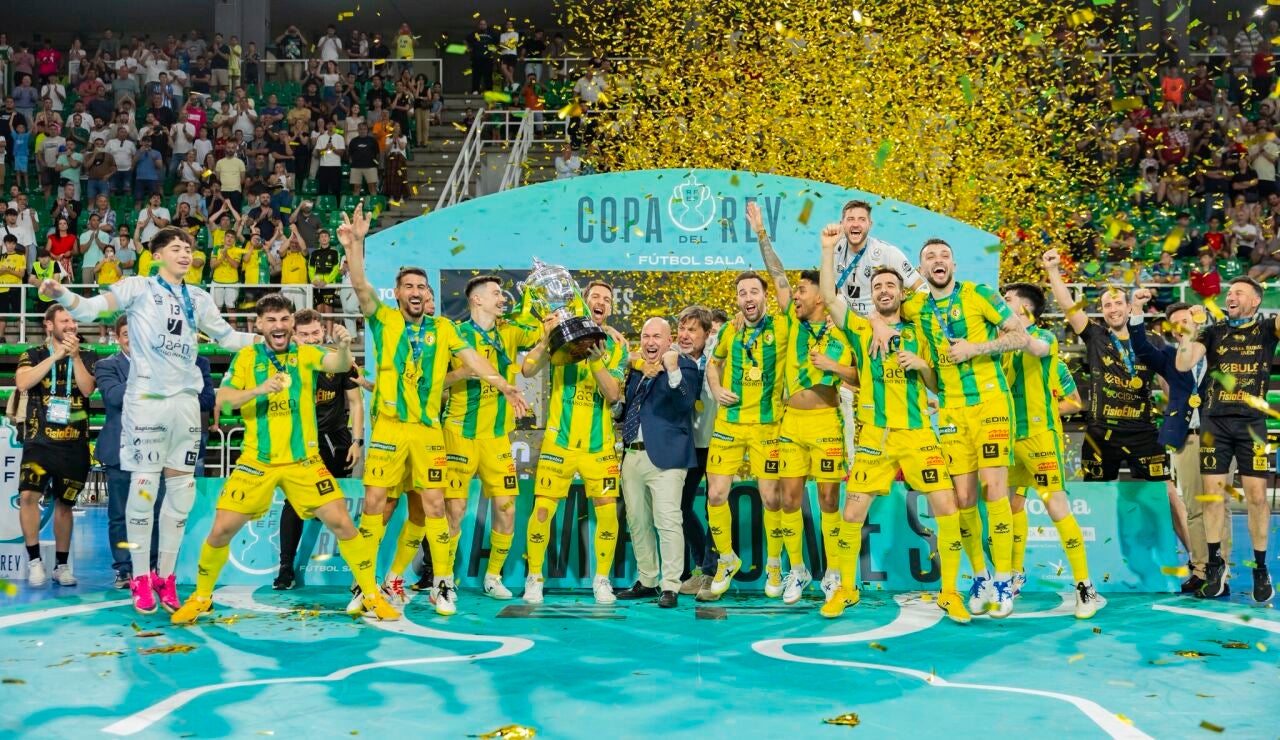Ja&eacute;n levantando la Copa del Rey