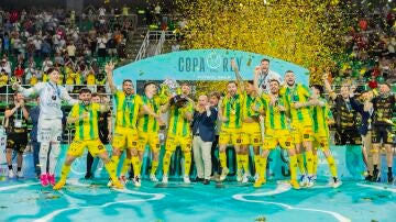 Ja&eacute;n levantando la Copa del Rey