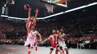 Campazzo entrando a canasta ante Vezenkov