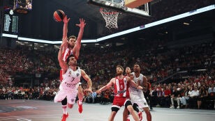 Campazzo entrando a canasta ante Vezenkov