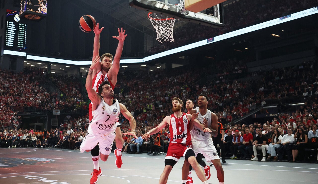 Campazzo entrando a canasta ante Vezenkov