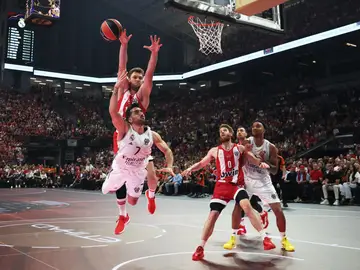 Campazzo entrando a canasta ante Vezenkov Campazzo entrando a canasta ante Vezenkov