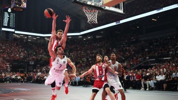Campazzo entrando a canasta ante Vezenkov