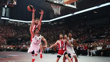 Campazzo entrando a canasta ante Vezenkov Campazzo entrando a canasta ante Vezenkov