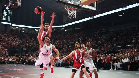 Campazzo entrando a canasta ante Vezenkov