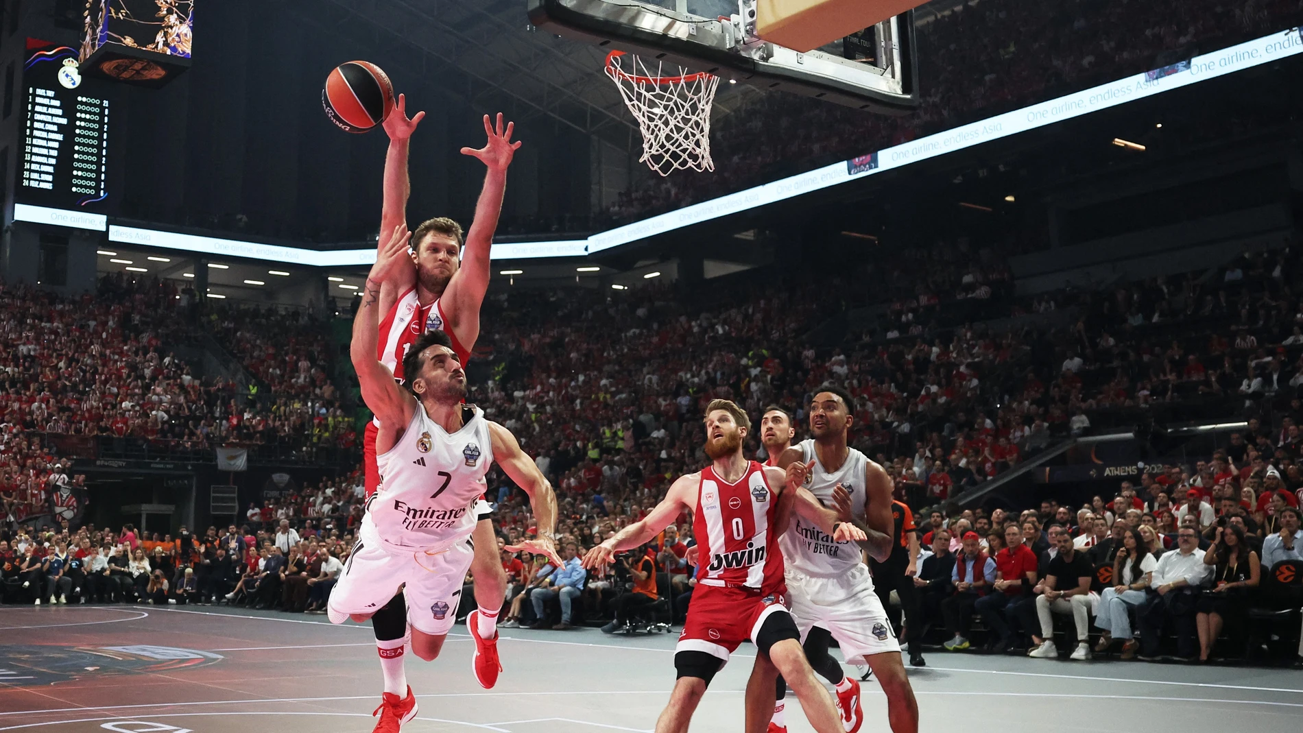 Campazzo entrando a canasta ante Vezenkov Campazzo entrando a canasta ante Vezenkov