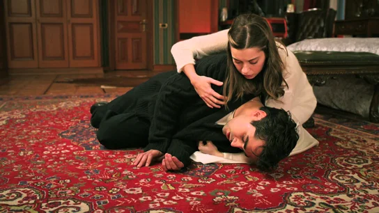 Ferit se desmaya cuando Seyran está a punto de revelar su gran secreto Ferit se desmaya cuando Seyran está a punto de revelar su gran secreto
