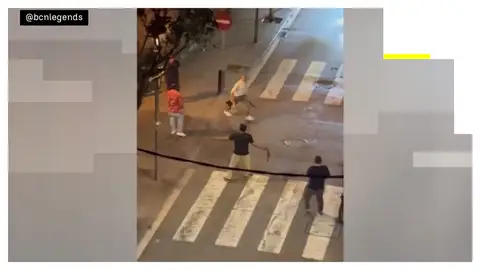 El vídeo del momento en el que un hombre recibe una puñalada en la calle Xile en Badalona El vídeo del momento en el que un hombre recibe una puñalada en la calle Xile en Badalona