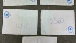 Imagen de los sobres blancos con distintos caracteres que inclu&iacute;an dinero hallados en el domicilio de Julio Mart&iacute;nez Mart&iacute;nez