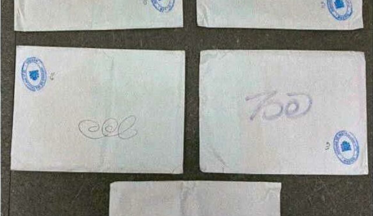 Imagen de los sobres blancos con distintos caracteres que inclu&iacute;an dinero hallados en el domicilio de Julio Mart&iacute;nez Mart&iacute;nez