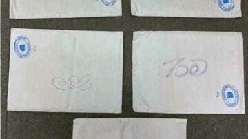 Imagen de los sobres blancos con distintos caracteres que inclu&iacute;an dinero hallados en el domicilio de Julio Mart&iacute;nez Mart&iacute;nez