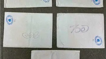 Imagen de los sobres blancos con distintos caracteres que incluían dinero hallados en el domicilio de Julio Martínez Martínez Imagen de los sobres blancos con distintos caracteres que incluían dinero hallados en el domicilio de Julio Martínez Martínez