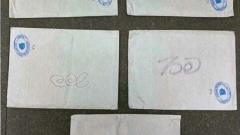 Imagen de los sobres blancos con distintos caracteres que inclu&iacute;an dinero hallados en el domicilio de Julio Mart&iacute;nez Mart&iacute;nez