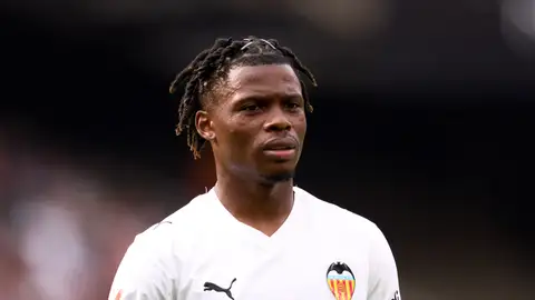 Largie Ramazani en un partido con el Valencia Largie Ramazani en un partido con el Valencia