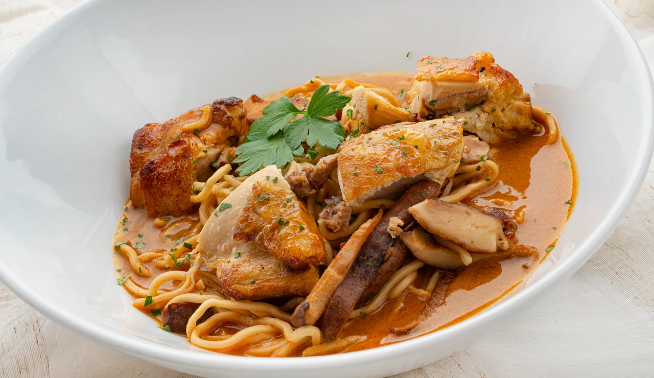 Sopa de pollo con noodles de Joseba Arguiñano: plato completo y sabroso