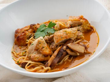 Sopa de pollo con noodles de Joseba Argui&ntilde;ano: plato completo y sabroso
