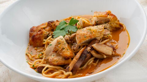 Sopa de pollo con noodles de Joseba Argui&ntilde;ano: plato completo y sabroso