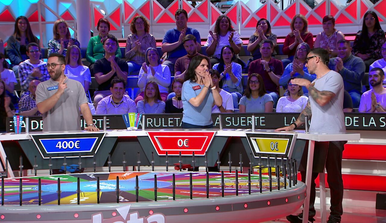 Dos concursantes de La ruleta pactan dinero por unos pastelillos y a espaldas del otro
