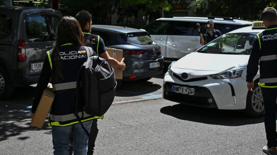 Imagen de integrantes de la Unidad de Delincuencia Econ&oacute;mica y Fiscal (UDEF) de la Polic&iacute;a Nacional salen de la sede de la empresas de las hijas del expresidente del Gobierno Jos&eacute; Luis Rodr&iacute;guez Zapatero