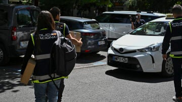 Imagen de integrantes de la Unidad de Delincuencia Econ&oacute;mica y Fiscal (UDEF) de la Polic&iacute;a Nacional salen de la sede de la empresas de las hijas del expresidente del Gobierno Jos&eacute; Luis Rodr&iacute;guez Zapatero